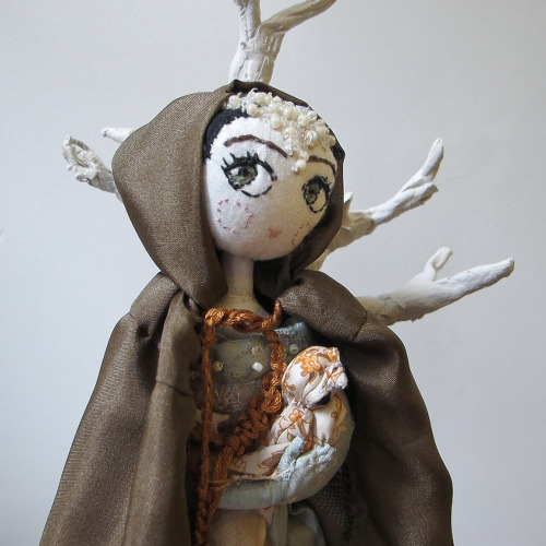 Finished my Maid Marian doll.
(More pics: http://sacrificialrabbits.blogspot.com/2014/06/the-lady-completed.html )