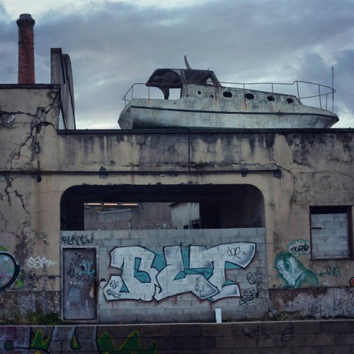 destroyed-and-abandoned:Boat on the roof of an abandoned factory in Matosinhos, Portugal via monotux