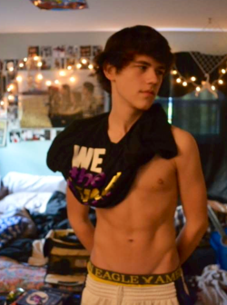 randomjocks:  Nice abs and bball shorts in the AEs