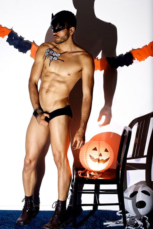 harvzilla:  HALLOWEEN SEASON APPROACHES. here are a bunch of photos I saved last