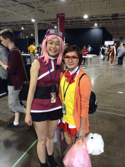 randomshitgoingon:  I found the most perfect sakura, sarada cosplay at Anime North!My