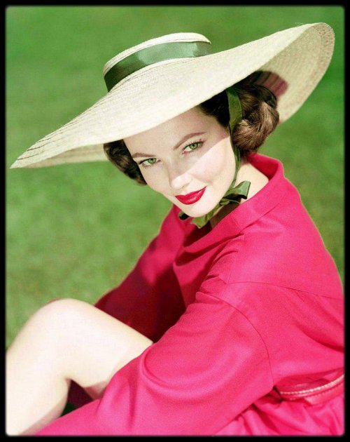 Gene Tierney (1920 - 1991) wearing a wide-brimmed sunhat, circa 1945.