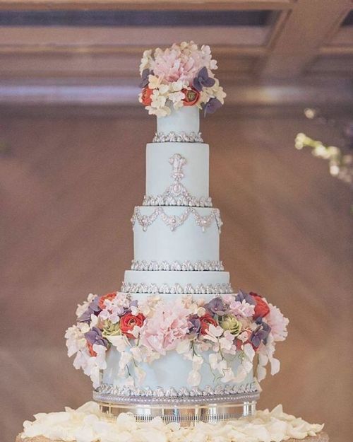 The queen of luxury wedding cakes - the one and only @elizabethscakeemporium | This blue and silver 