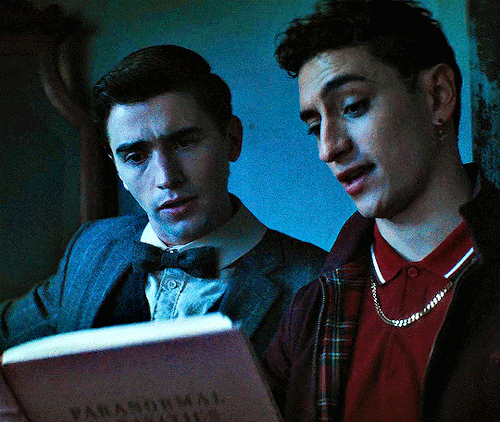 Edwin And Charles DEAD BOY DETECTIVES, S01E02, The Case Of The Dandelion Shrine