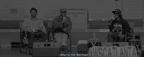 bethkinneysings:  A fan ask Norman THE question during his panel at Walker Stalker