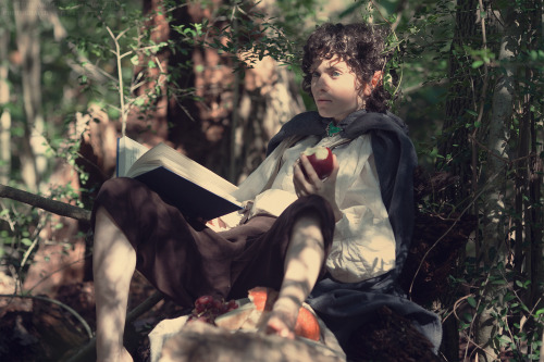 Finally got around to having a photoshoot of my Frodo Baggins cosplay! I&rsquo;m very excited to