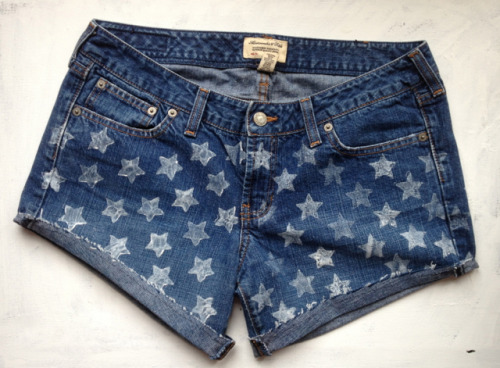 DIY Faded Stamped Stars Cut Off Jeans Tutorial from La Vie en Rose here. Summer is coming and so are