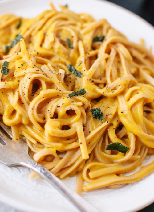 youngblackandvegan:vegan-yums:*~Creamy Vegan Pasta~*Creamy Vegan Garlic Pasta with Roasted TomatoesV