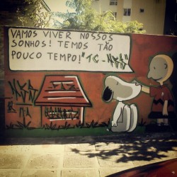 olheosmuros:  Ponta Grossa, PR. Obrigado Bubble Dreams pela foto e pela explicação: “esse muro foi pintado com esse desenho+frase antes mesmo do chorão falecer (não sei se tem relevância citar isso mas ironicamente só fui perceber o contexto do