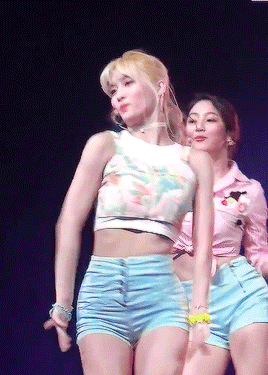 nayeoff:  [TWICE] 트와이스 Momo 직캠 - 토요일 밤에   유고걸 @ MCountdown for anon 