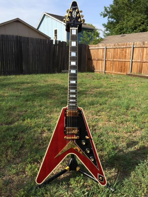 guitarlust:  Gibson Flying V Custom - MY KNEES, SUDDENLY THEY ARE SO WEAK. 