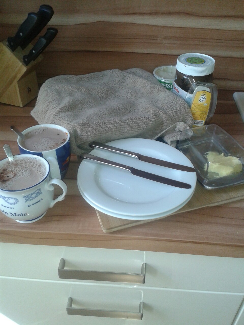 bilder-eines-antifaschisten:  Essen ans Bett… bin ich nicht ein guter Freund :D