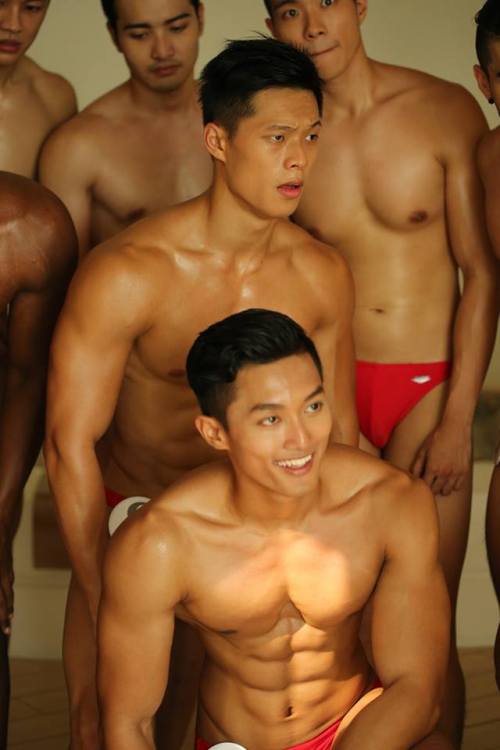Manhunt Singapore 2015 - PrejudgingNicely taken group shots, plus I like how they are focused on the