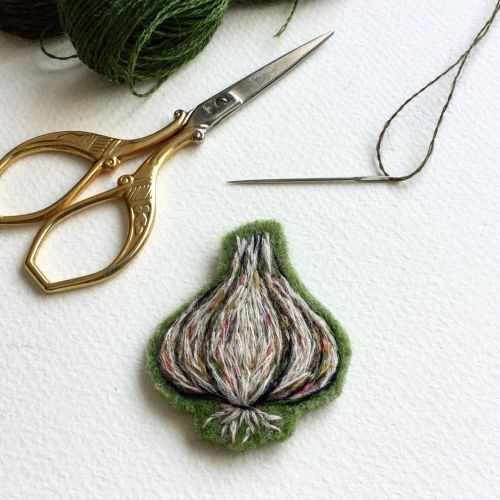 This one is my favorite in all the veggies I made for @dhgshop . . . #garlic #embroidery #embroider