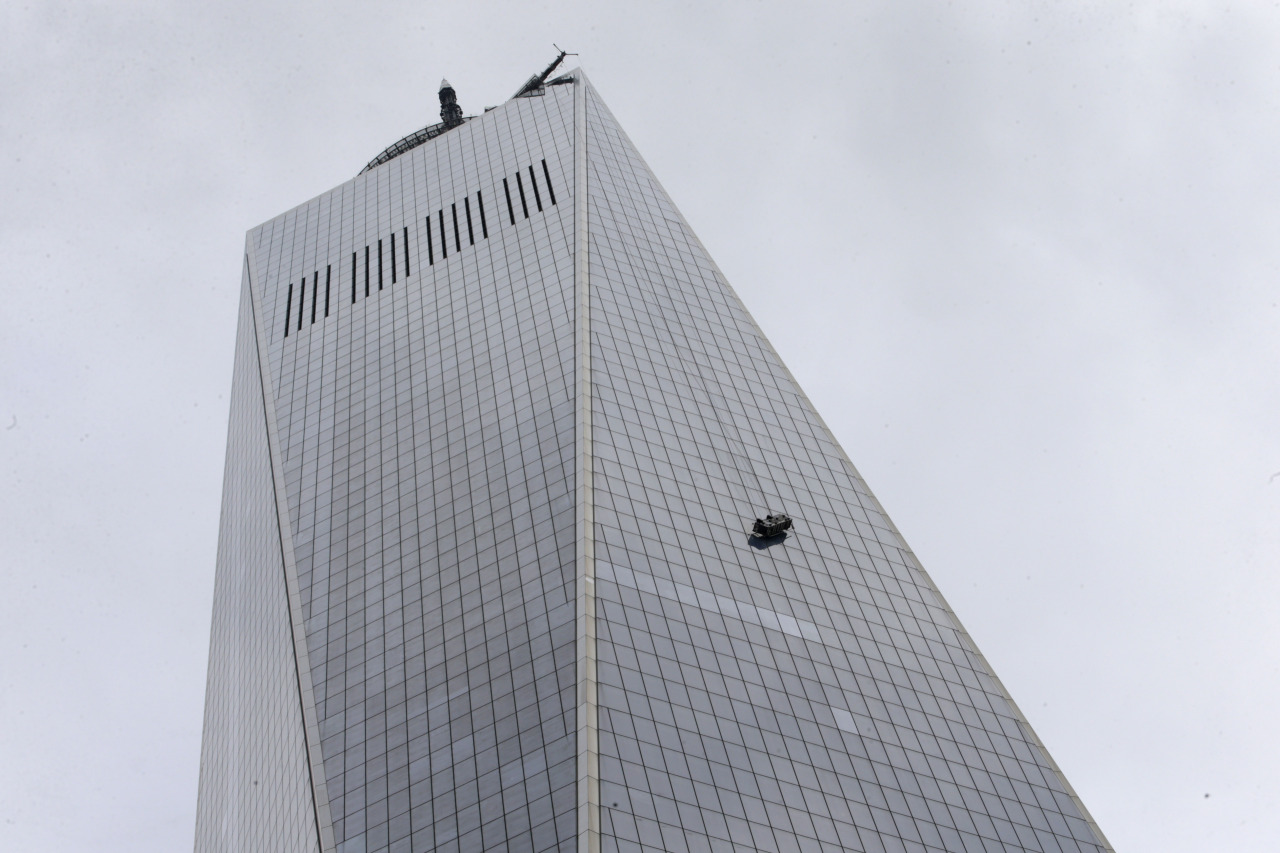 yahoonewsphotos:  Window washers trapped on scaffold outside One World Trade Center