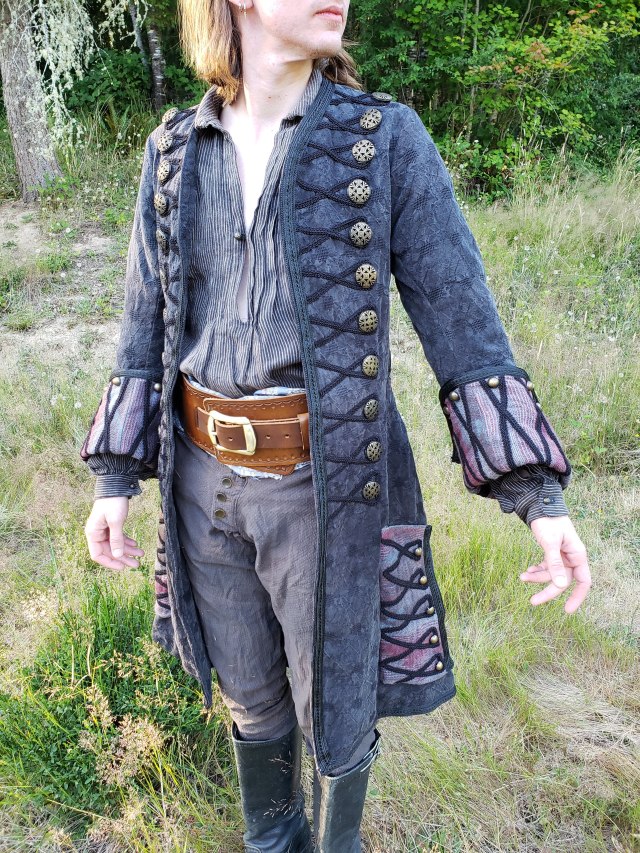 I kinda gave up on maintaining my cosplay blog, so I realized I never shared my black sails cosplay here!
This took me 