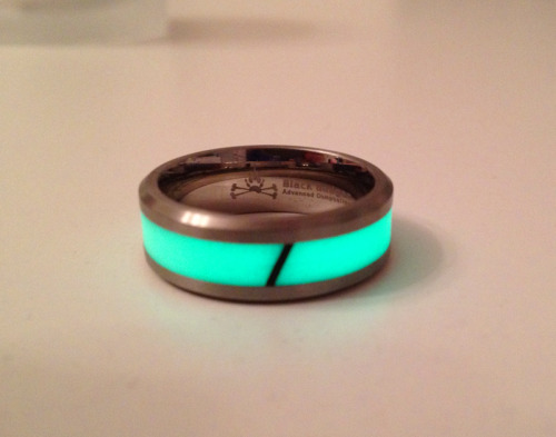 fidgey:  thewavespectra:  Isotope Titanium Lume Ring The Isotope is all about contrast. The brilliant glow of the lume, and the sharp lines of the titanium create a visual moment that refuses to be ignored. The special lume material in the Isotope ring