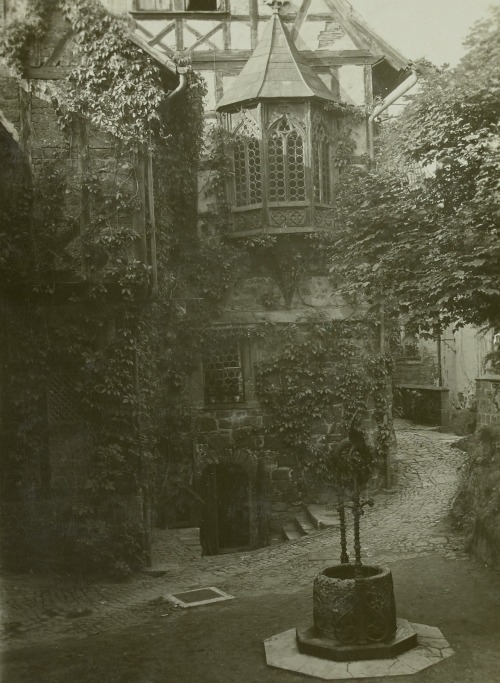 dame-de-pique: Oskar Kaubisch - Eisenach, Wartburg. Elisabethbrunnen am Ritterhaus, 1926