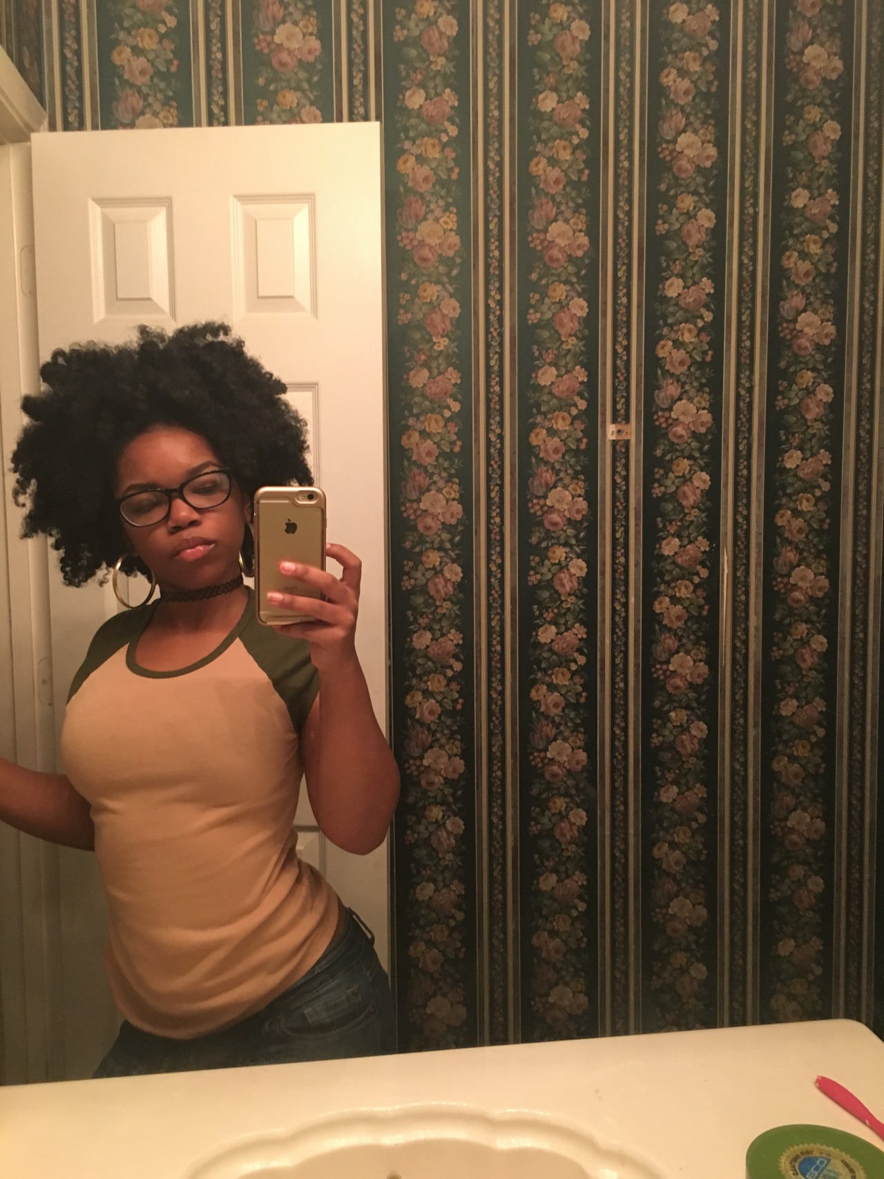 brownbbygirl:  she change ha hair like she change ha clothes 
