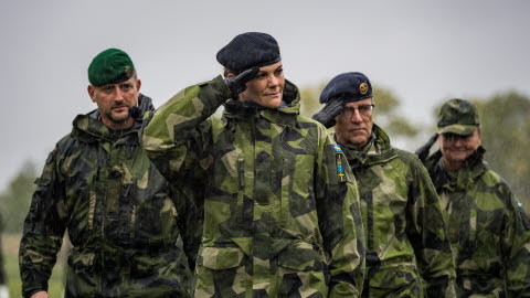 Just a crown princess doing her thing. Should be done more often by the look of that salute 🤐    🇸🇪Armed forces