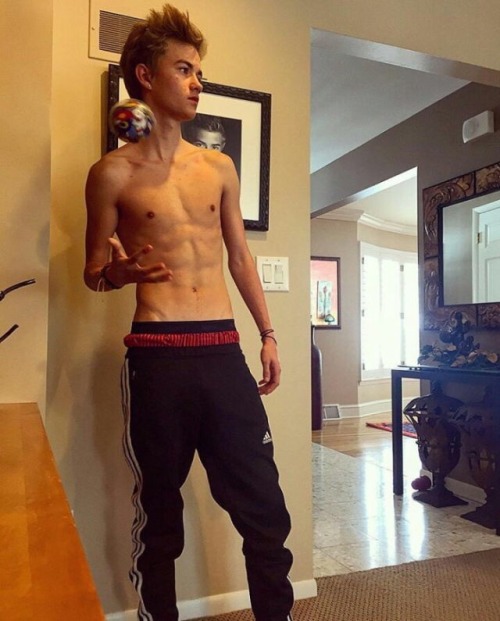 cuteguyscollectionblog:  Cute | Shirtless | Jack Johnson | Pose