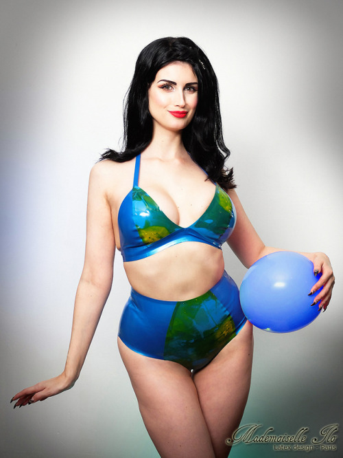 Mademoiselle Ilo - marble latex Bikini setModel : Elsa Vena EvilgerPhoto : Hugohttps://www.mademoise