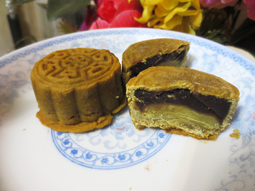 Happy full moon and Mid-Autumn Festival! Baked vegan matcha mooncakes with red bean filling to celeb