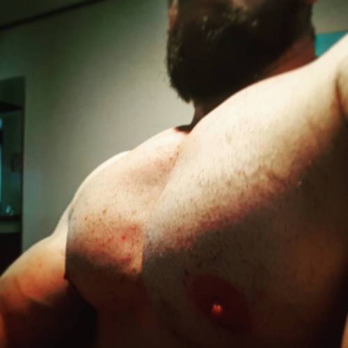beastpup:  Nipple time!
