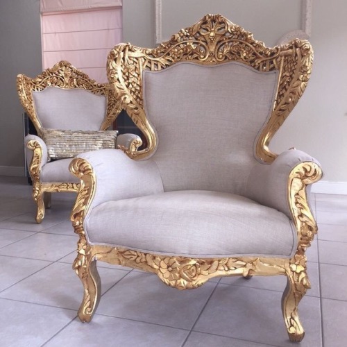 vint-agge-xx:RoccoGold trim furniture 1700s’I’m 100% certain that this is modern furniture that’s he