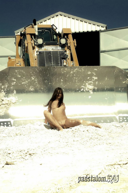 headswim:  girls and cars: nude girl with caterpillar bulldozer