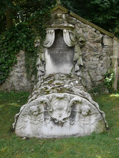 theopaldreamcave:     pixiedustparcels: A bed monument from a small churchyard in Ess