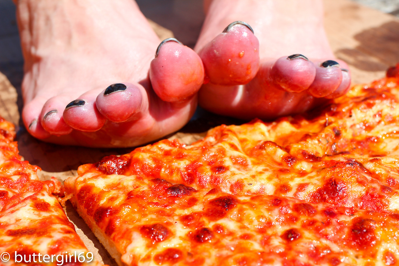 buttergirl69:  pizza feet..@buttergirl69