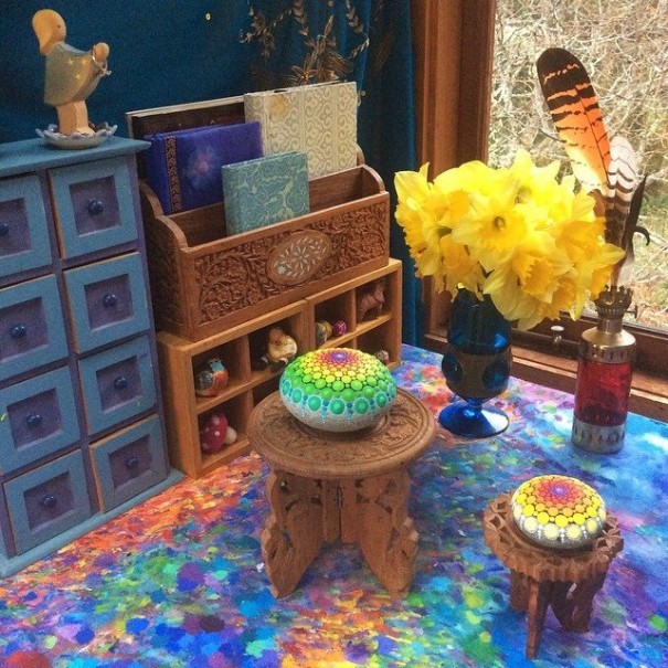 moonblossom: the-awesome-quotes:  Artist Paints Ocean Stones With Thousands Of Tiny