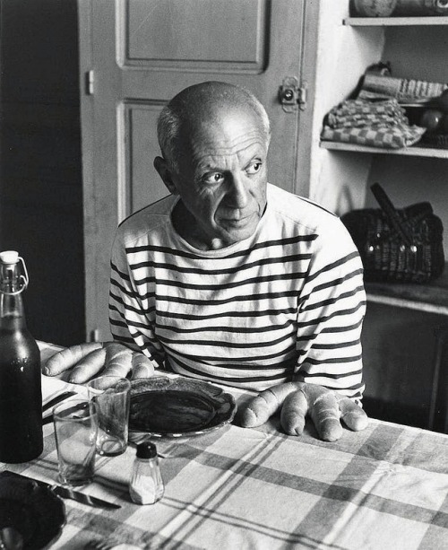 sulphuriclike:Robert DoisneauPablo Picasso with bread handsVilla La Galloise, Vallauris, 1952