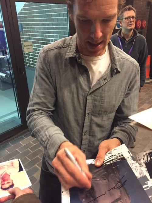 ppq-1:Kendra Campbell ‏@KAC_90 #HamletBarbican #stagedoor night number two, poor #BenedictCumber