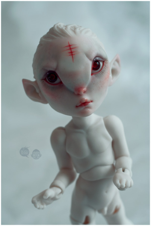 bluoxyde:  A couple more pictures of the two chibis~ I’d really love to paint some different faces on different resin colors, there are so many things I’d want to do with this sculpt: a gargoyle, a laboratory mouse, a unicorn, an orc, a lion cub, a