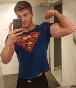 speedobuttandtaint:sdkomet:  Speedobuttandtaint Hot Men, hot speedos and hot butts as well as over 80k hot followers