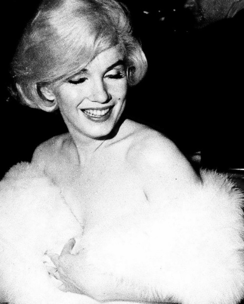 Marilyn Monroe on Golden Globe, 1960.