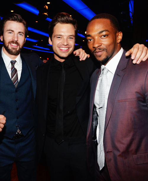 claras-wintersoldier:  malikdiq: #pornography   it’s the three Caps. Original, BuckyCap, and FalCap
