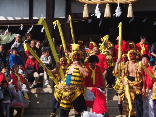 龍王神社の秋祭り。昔のヤブ（鬼面を被ってる人）は全身刺青の人も珍しくなかったそうです。今でもけっこう体格の良い人が多いですね＾＾；