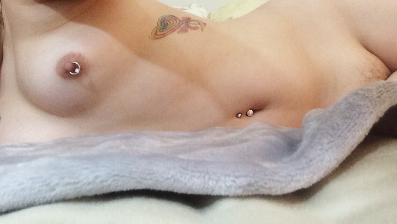 kitsandcollars:  snapchat nudes ♡