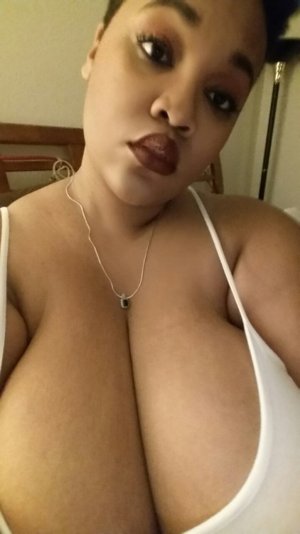 poutyr3dlips:  Pillow Goddess 