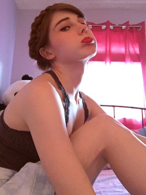 lolidollyhaze:  Save me from my boring dead-end life please!