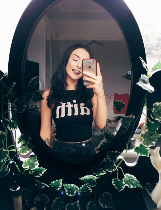ardhoniel-peridot:  For the person who asked for a selfie here’s me being an absolute waffle x