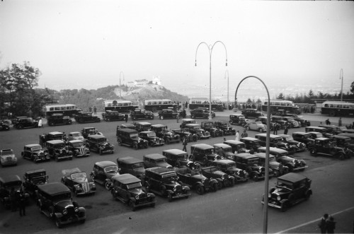 Welch schönes Zeitdokument. Der große Parkplatz am Kahlenberg  im Jahr 1952 mit damals aktuellen Aut