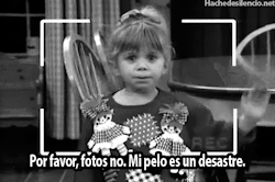 feel-the-love-because-is-forever:  Yo cuando a mis amigos le llega la hora fotogénica… True… 