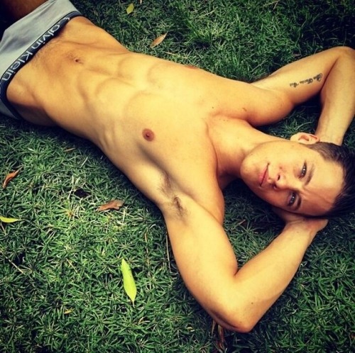 https://sexyboysbeingsexy.tumblr.com/post/121819672934