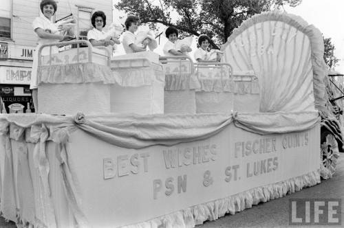Parade to honor the Fischer Quintuplets(Francis Miller. 1963)