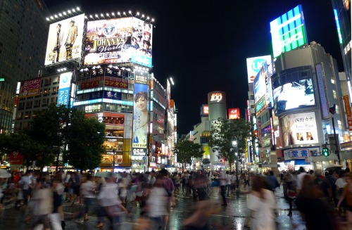 The pedestrian scramble スクランブル交差点in front of Shibuya station　渋谷駅 is probably one of the most iconic 