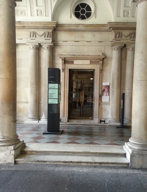 サマセット・ハウスの入り口。Strand entrance to Somerset House.